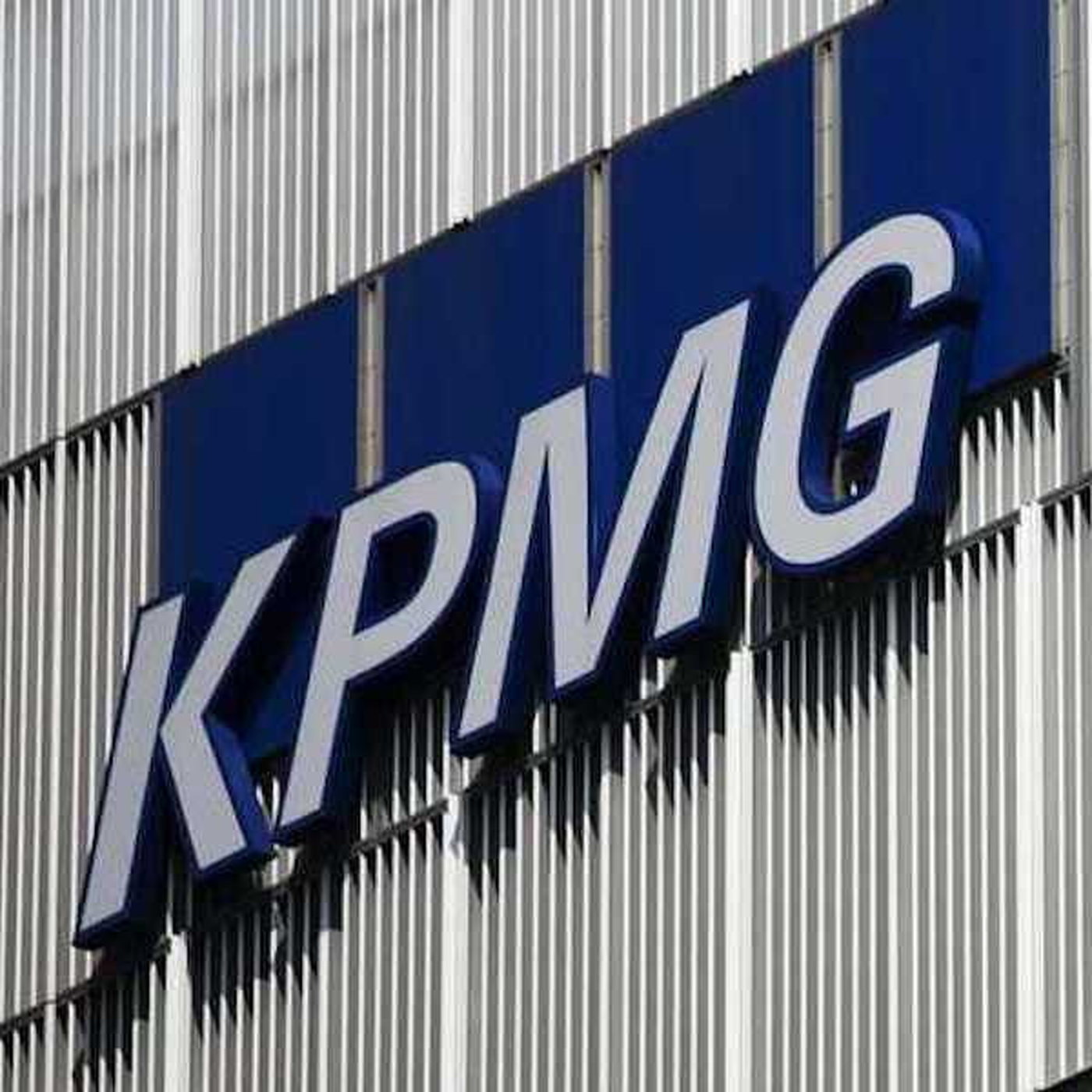 KPMG auditor banned for state capture; SA tourism in growth spurt; Gold soars; JSE revenue plummets; Zim dollar returns episode artwork