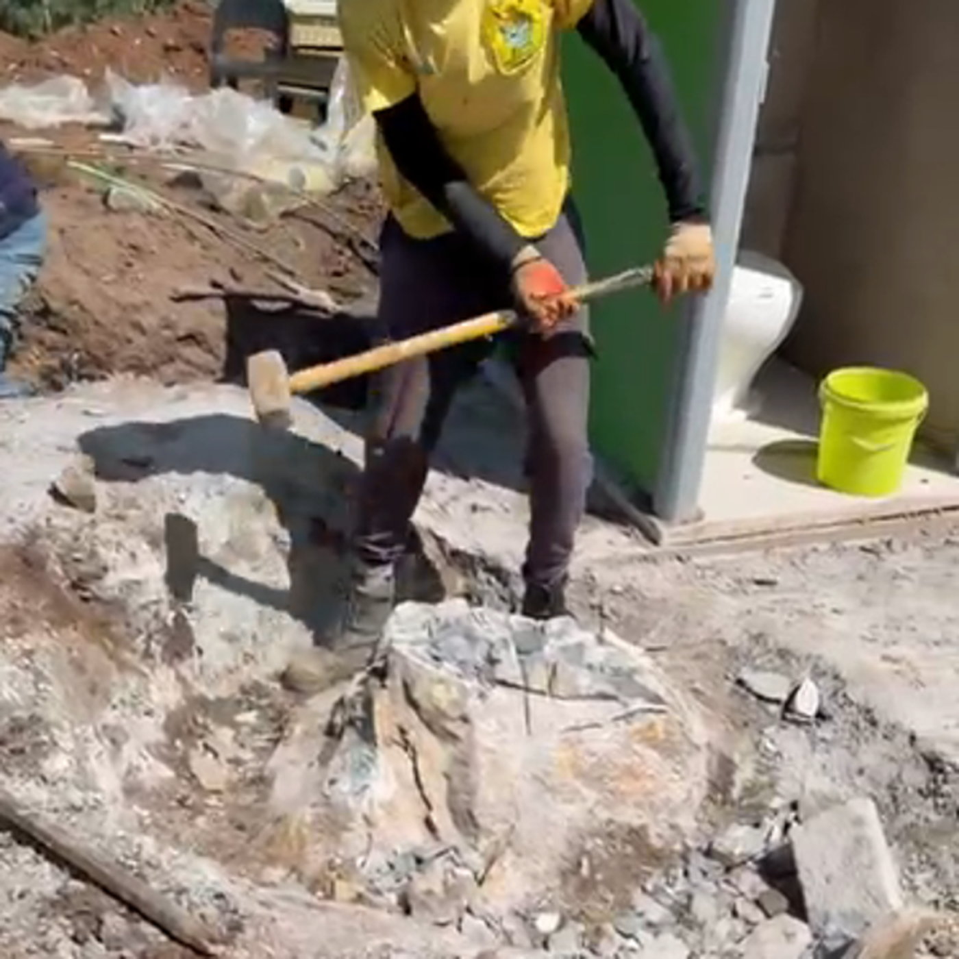 Big Favour Hits a Snag: Massive Rock Buried Beneath School Blocks Construction Big Favour Hits a Snag: Massive Rock Buried Beneath School Blocks Construction