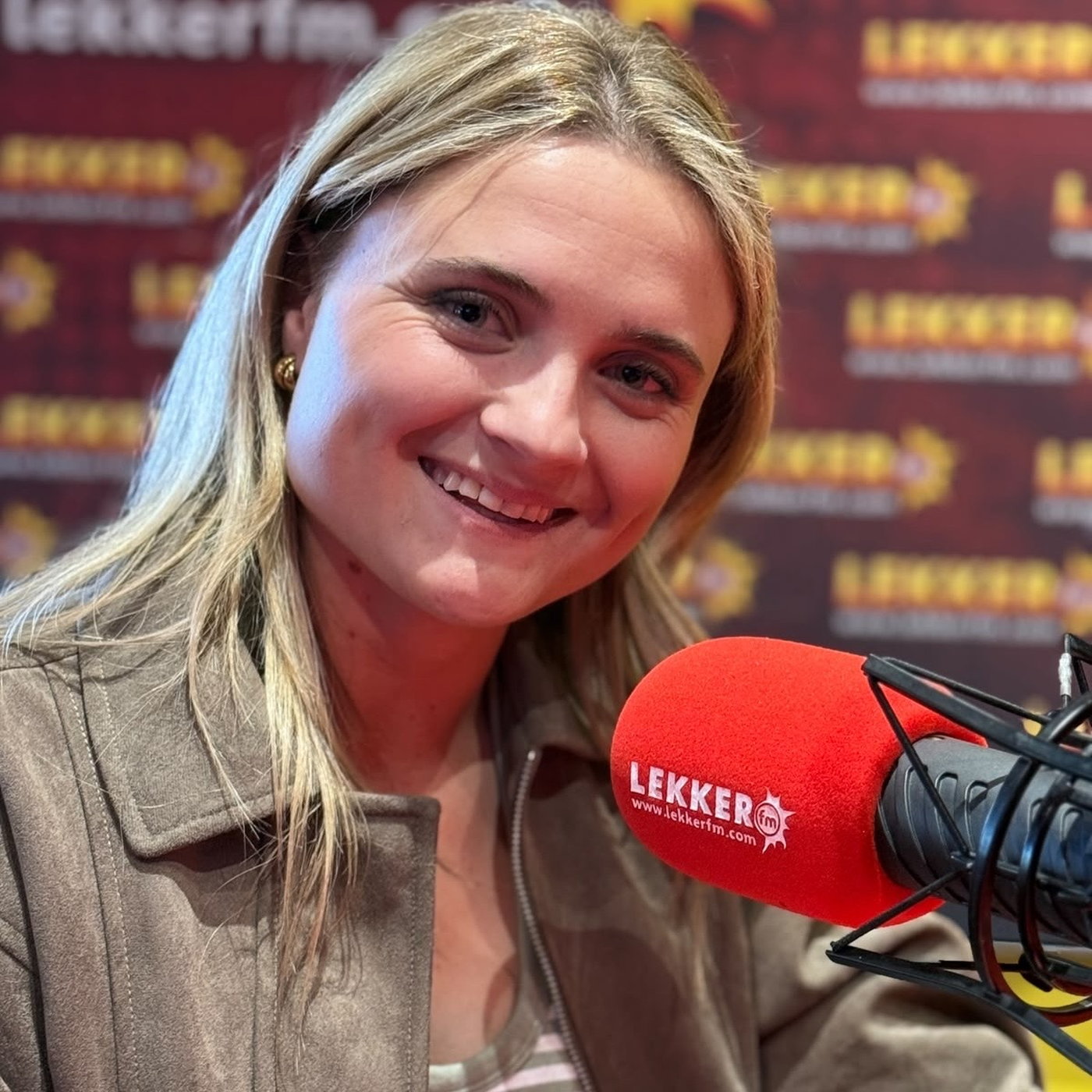 Fanus Pienaar gesels met Anelie oor haar nuwe enkelsnit Gevaar 25-08-26 episode artwork