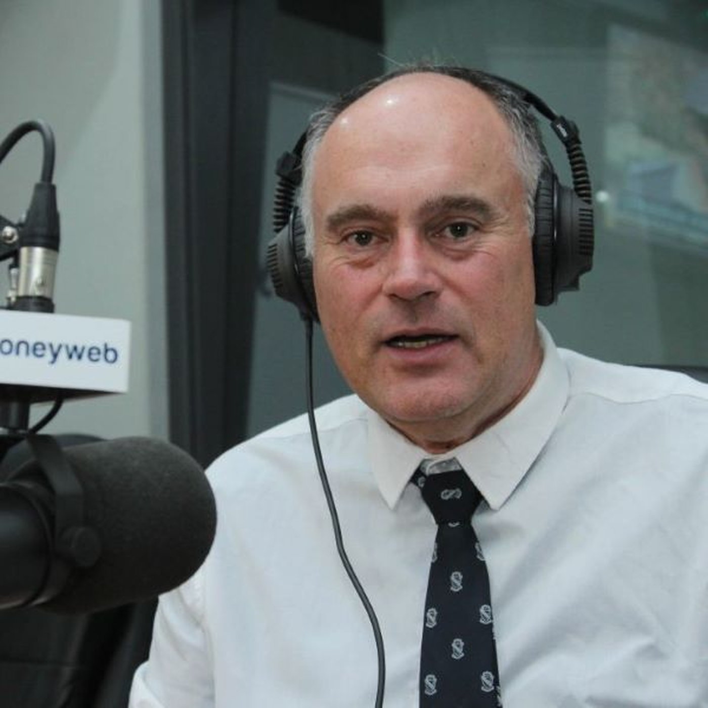 Tinus drink koffie met Jacques van Rooyen