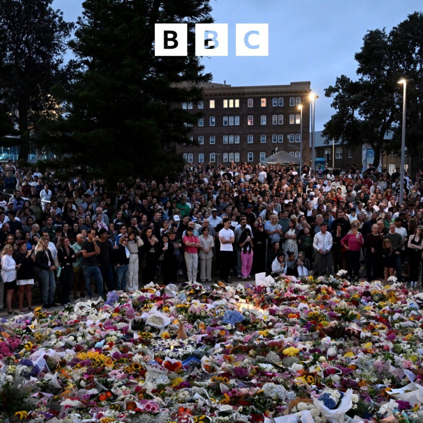 Australia: thousands attend Bondi Beach vigil