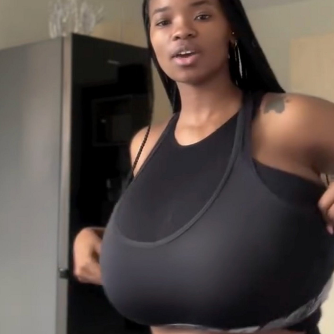 Gigantomastia: Living with my oversized breasts episode artwork